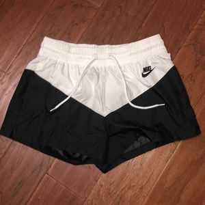 Nike Sportswear Heritage Shorts
